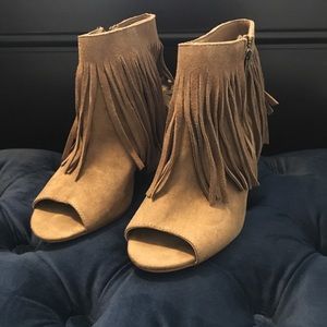 Opened-toe fringe booties
